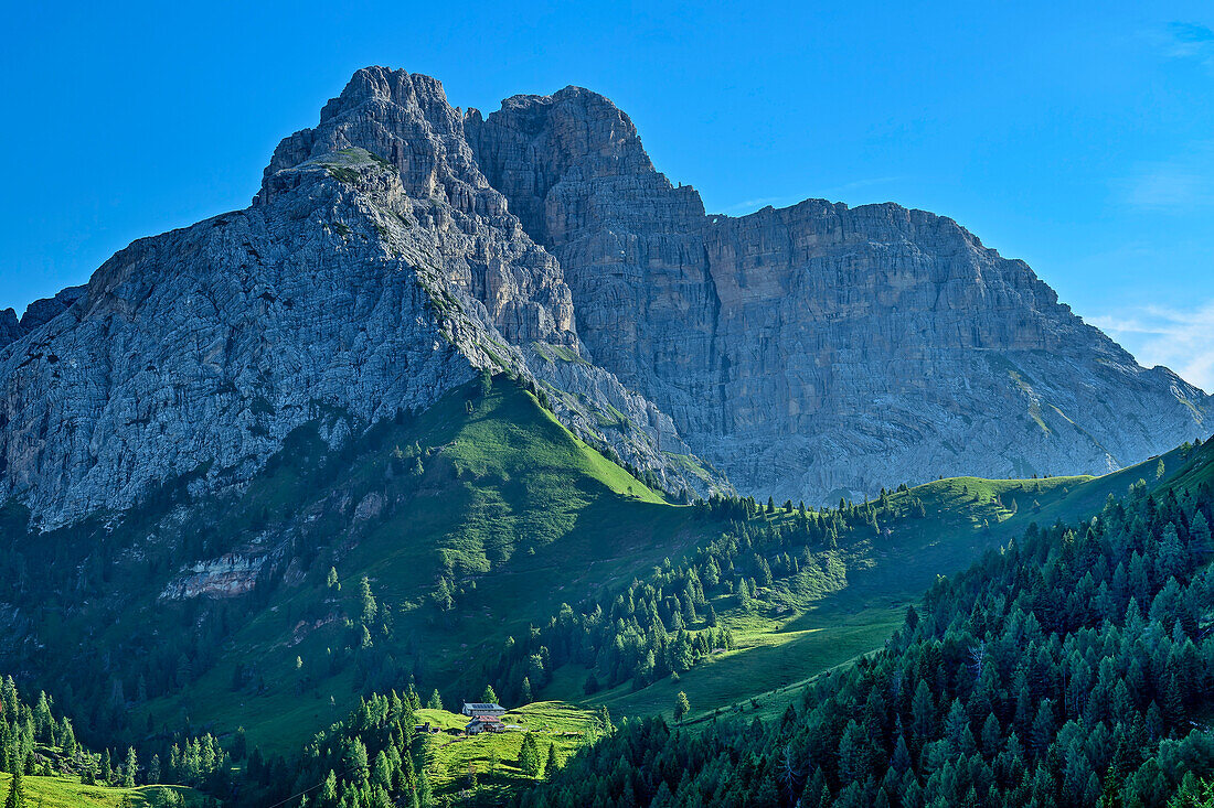 Rifugio Boz mit Sass di Mura, Feltriner Berge, Belluneser Höhenweg, Dolomiten, Venezien, Venetien, Italien