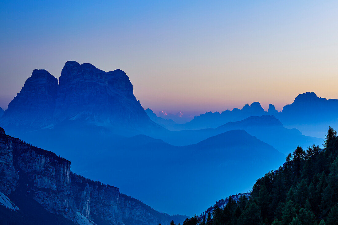 Silhouette des Monte Pelmo in der Dämmerung, Belluneser Höhenweg, Dolomiten, Venezien, Venetien, Italien