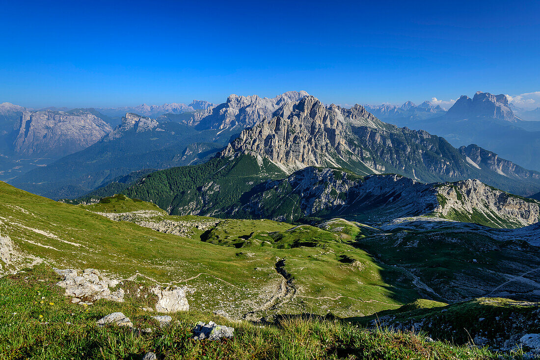 Blick auf Castello di Moschesin und Monte Pelmo, Belluneser Höhenweg, Dolomiten, Venezien, Venetien, Italien