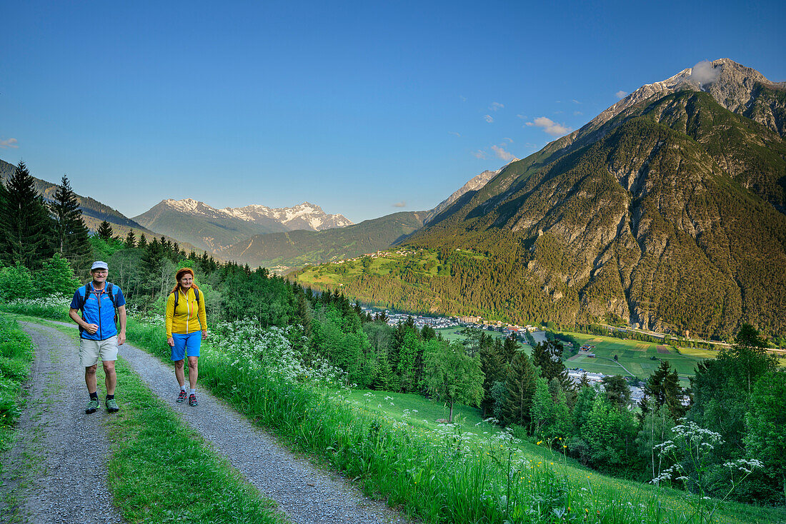 Mann und Frau wandern auf Wanderweg von Landeck nach Kronburg, Starkenberger Weg, Ötztaler Alpen, Tirol, Österreich