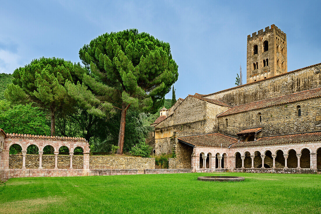 Romanischer Kreuzgang des Kloster Saint Michel de Cuxa, Abbaye Saint Michel de Cuxa, Prades, Pyrenäen, Frankreich