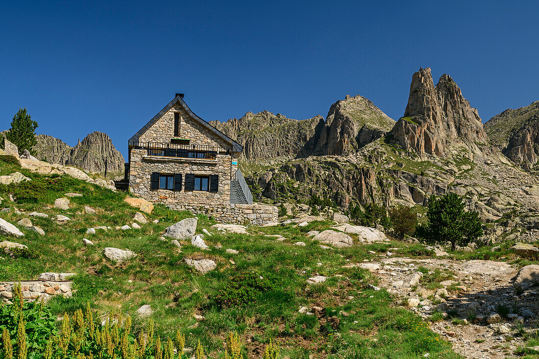 Hütte Refugi d'Amitges, Nationalpark Aigüestortes i Estany de Sant Maurici, Pyrenäen, Katalonien, Spanien