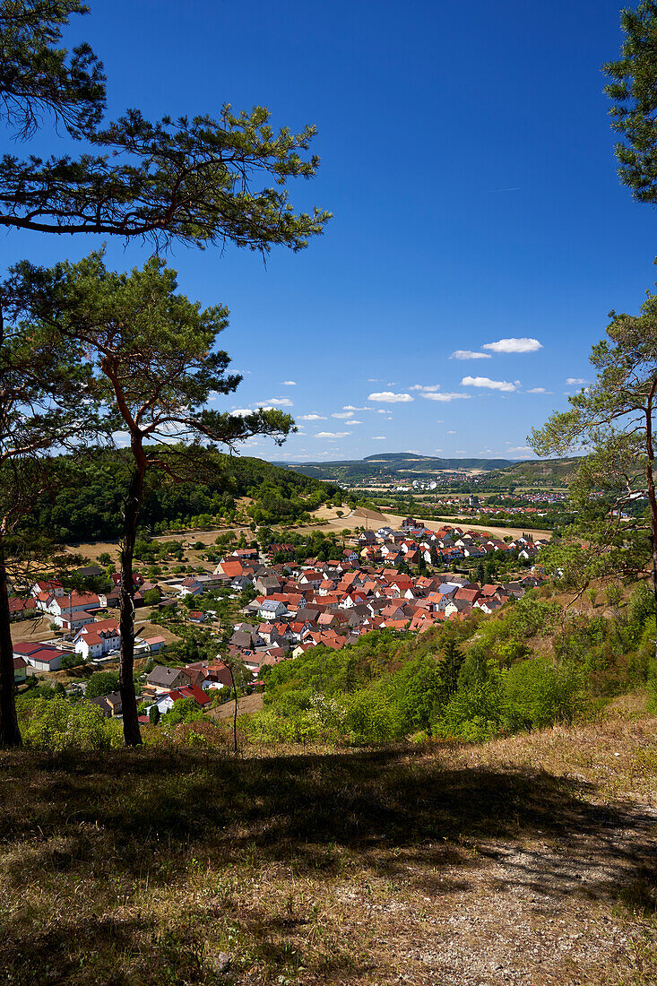 Blick vom NSG Trockengebiete bei Machtilshausen auf den Ort Machtilshausen und das fränkische Saaletal, Landkreis Bad Kissingen, Unterfranken, Franken, Bayern, Deutschland