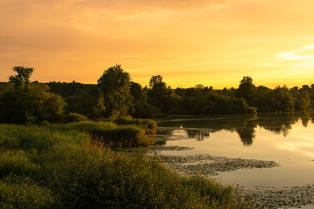 Sonnenuntergang im Vogelschutzgebiet NSG Garstadt bei Heidenfeld im Landkreis Schweinfurt, Unterfranken, Bayern, Deutschland\n