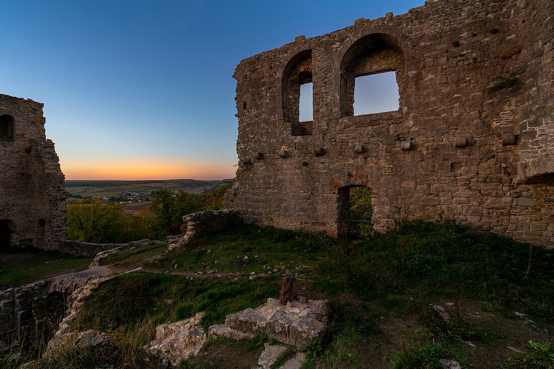 Abendstimmung an der Burgruine Homburg und dem Naturschutzgebiet Ruine Homburg, Unterfranken, Franken, Bayern, Deutschland\n