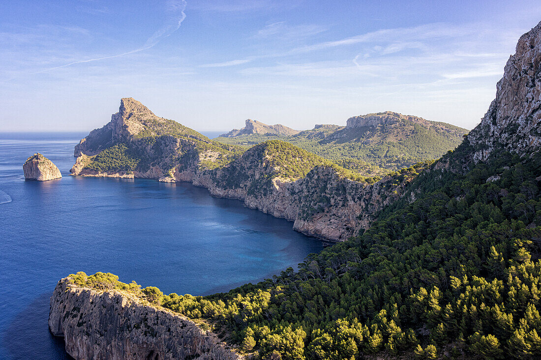 Sonnenaufgang am Mirador de Es Colomer, Blick auf Cap de Formentor, Nordküste, Mallorca, Spanien