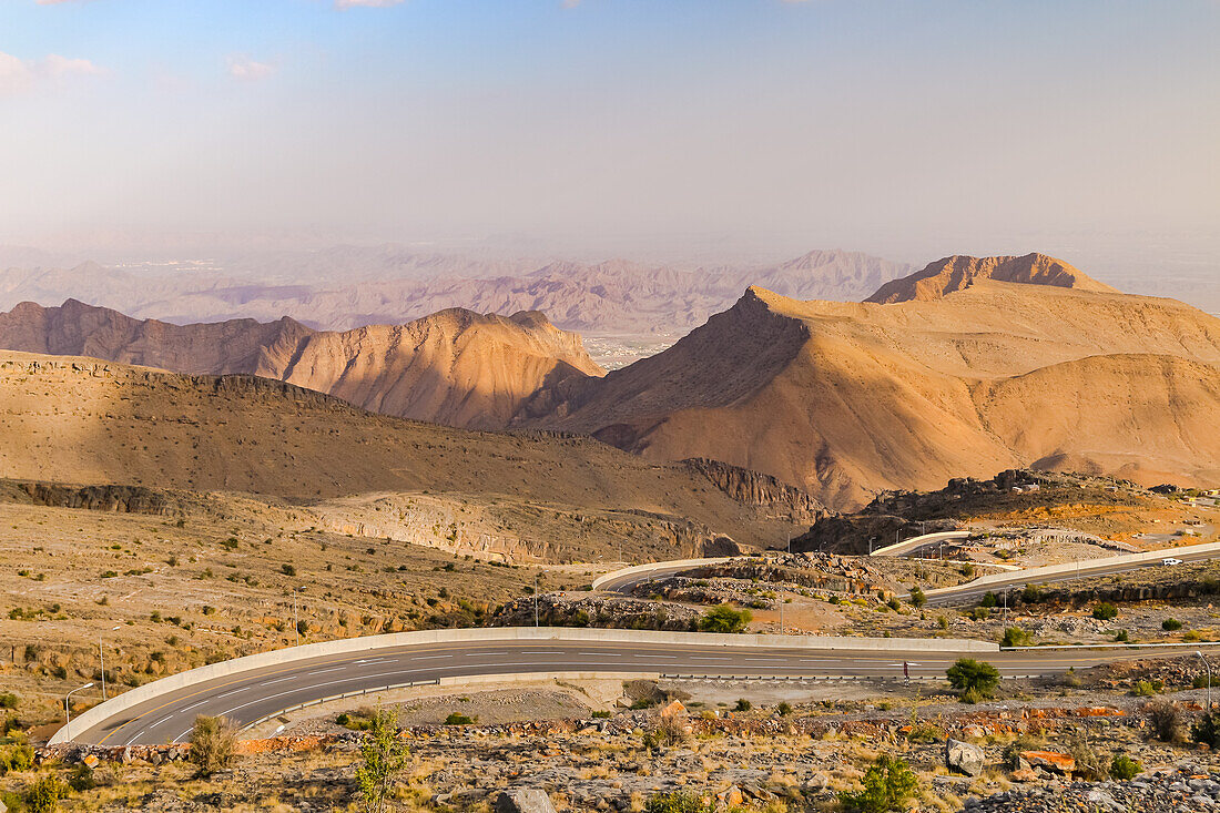 In vielen Serpentinen windet sich die Straße von der Küste am Golf von Oman hinauf in das wüstenartige Gebirge Jabal Akhdar, Oman
