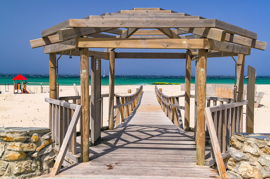 Holzsteg und Pavillion zu Strand im weißen Dorf Conil de la Frontera an der Küste der Costa de la Luz, Andalusien, Spanien