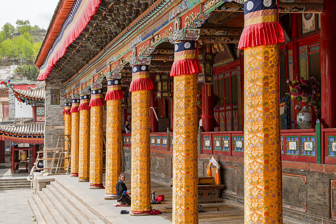 Verzierte Säulen, Tempel im tibetischen Kloster Kumbum Champa Ling, Xining, China