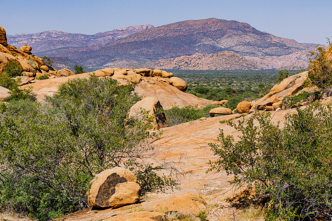 Landschaft mit Felsen und Felsformationen im savannenartigen Erongo-Gebirge in Namibia, Afrika