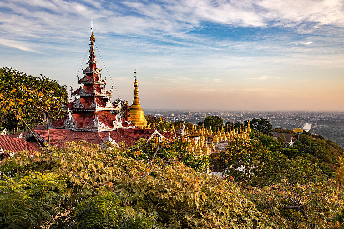 Blick von der burmesischen Su Taung Pyae Pagode auf dem Mandalay Hill bei Sonnenuntergang auf die Stadt, Myanmar