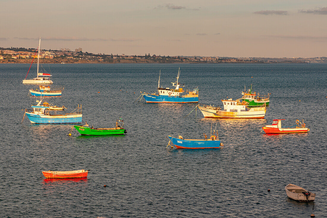 Abendstimmung, Fischerboote am geschützten Hafen von Cascais im Westen von Portugal