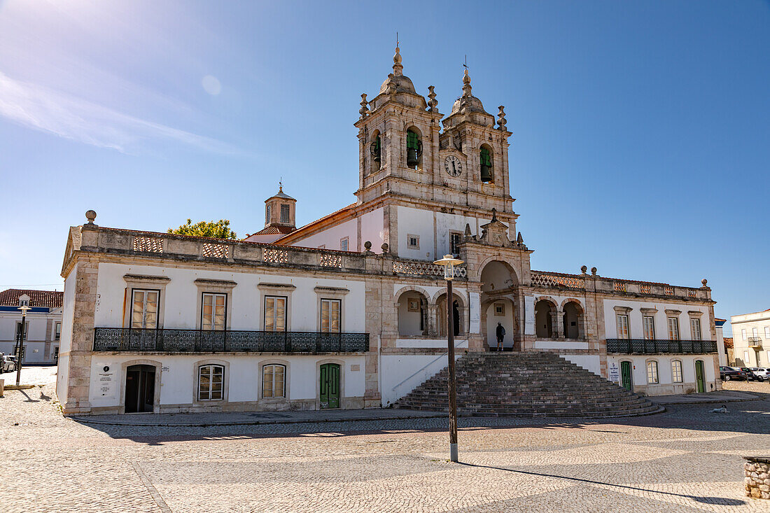 Die Kirche Santuário de Nossa Senhora da Nazaré auf dem Hügel über Nazare am Atlantik, Portugal