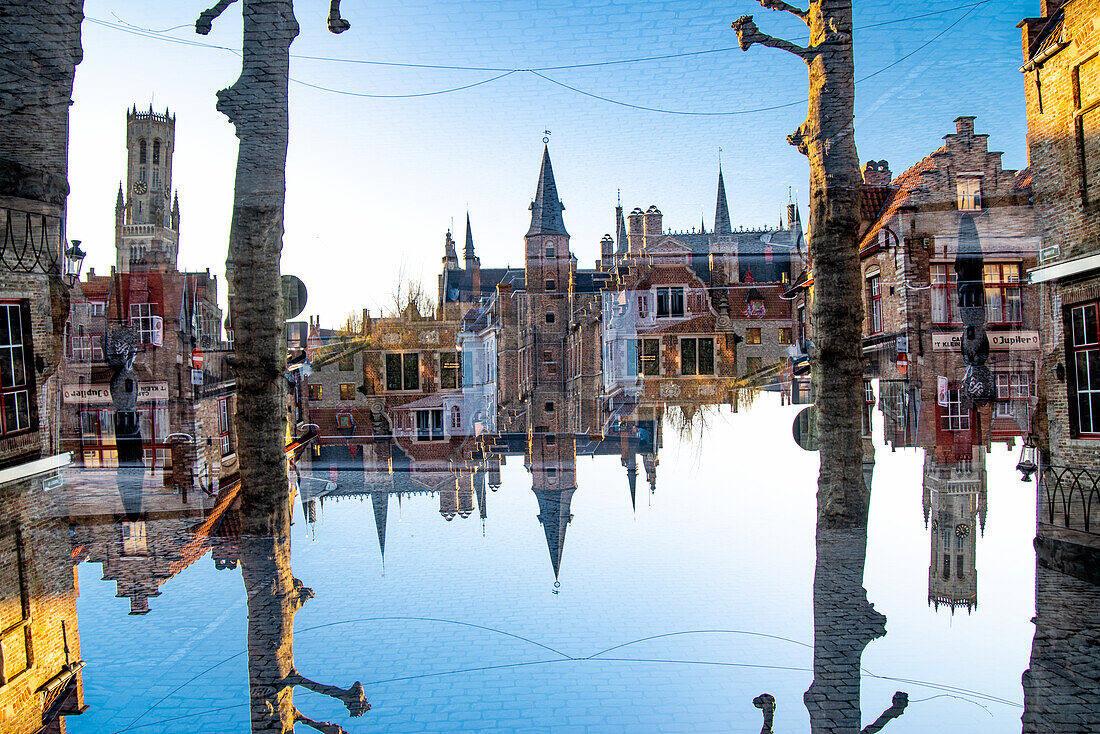 Doppelbelichtung, zugeschnittene Bäume und alte Gebäude in Brügge, Belgien.