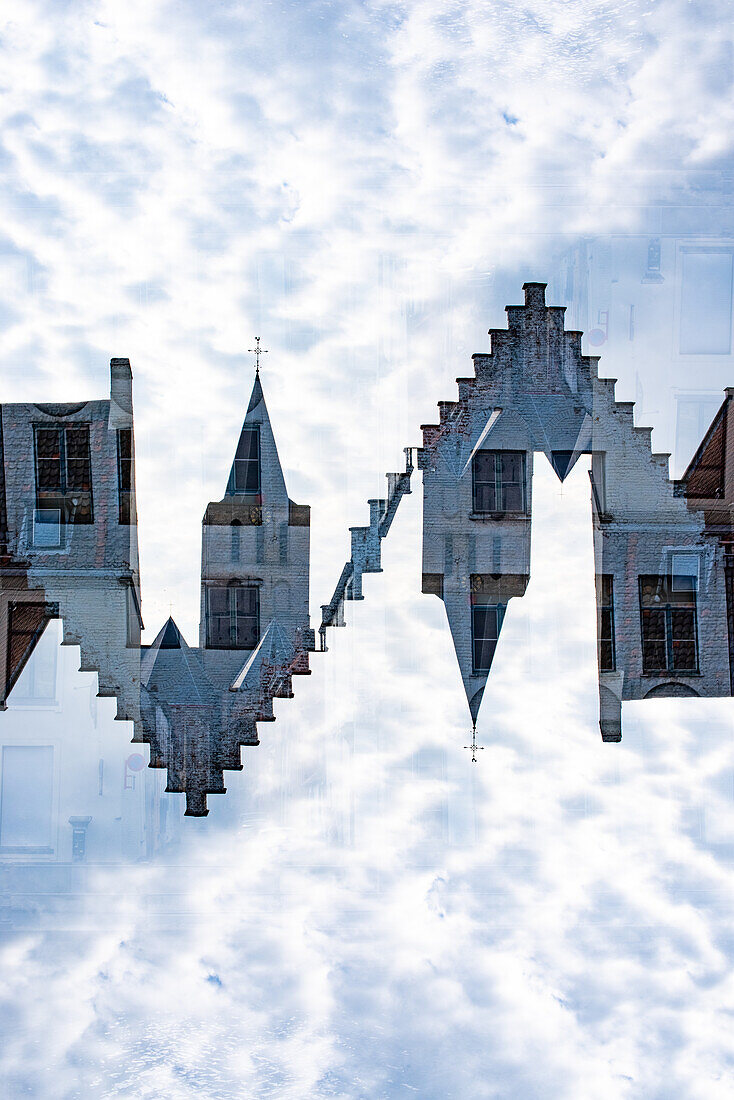 Doppelbelichtung eines Treppengiebelhauses in Brügge, Belgien.