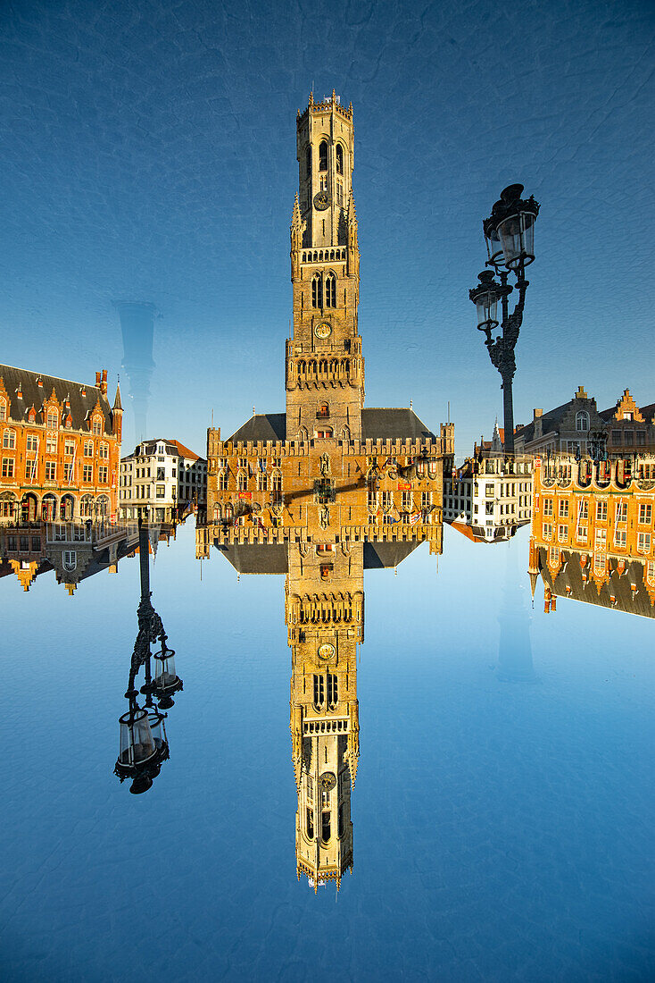 Doppelbelichtung des Glockenturm auf dem Grote Markt in Brügge, Belgien.
