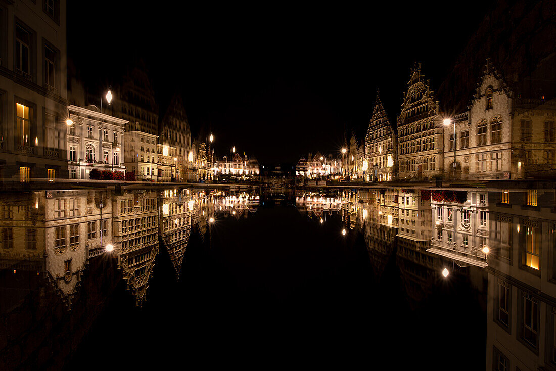 Doppelbelichtung der ehemaligen historischen Handelshäuser entlang der berühmten Graslei in Gent, Belgien.