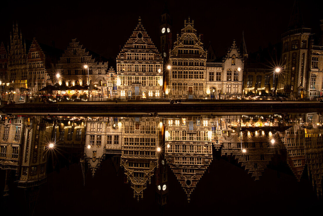 Doppelbelichtung der ehemaligen historischen Handelshäuser entlang der berühmten Graslei in Gent, Belgien.