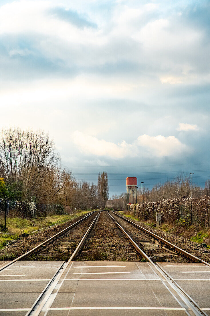 Eine in der Ferne verschwindende Eisenbahn in Gent, Belgien.