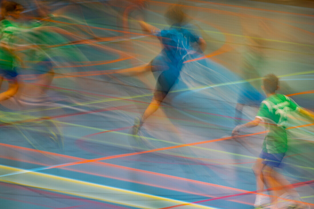 Langzeitbelichtung, Handballspiel, Handball, Bewegungen der Spieler verwischt.