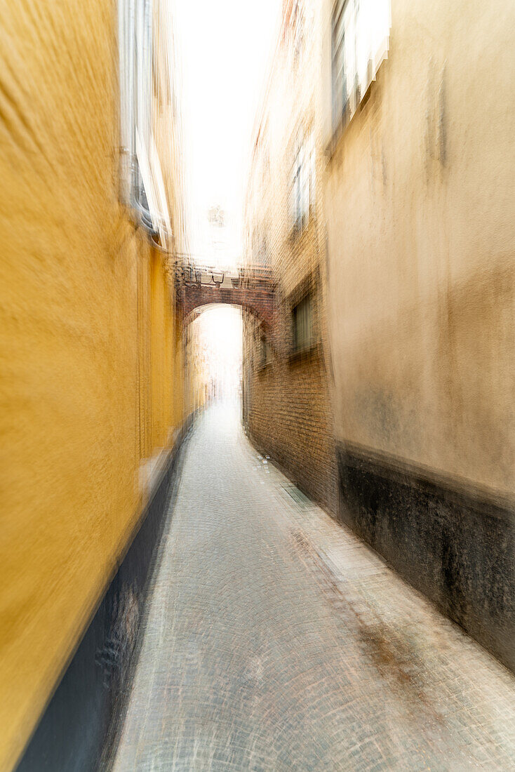 Mehrfachbelichtung einer Gasse in Brügge, Belgien.