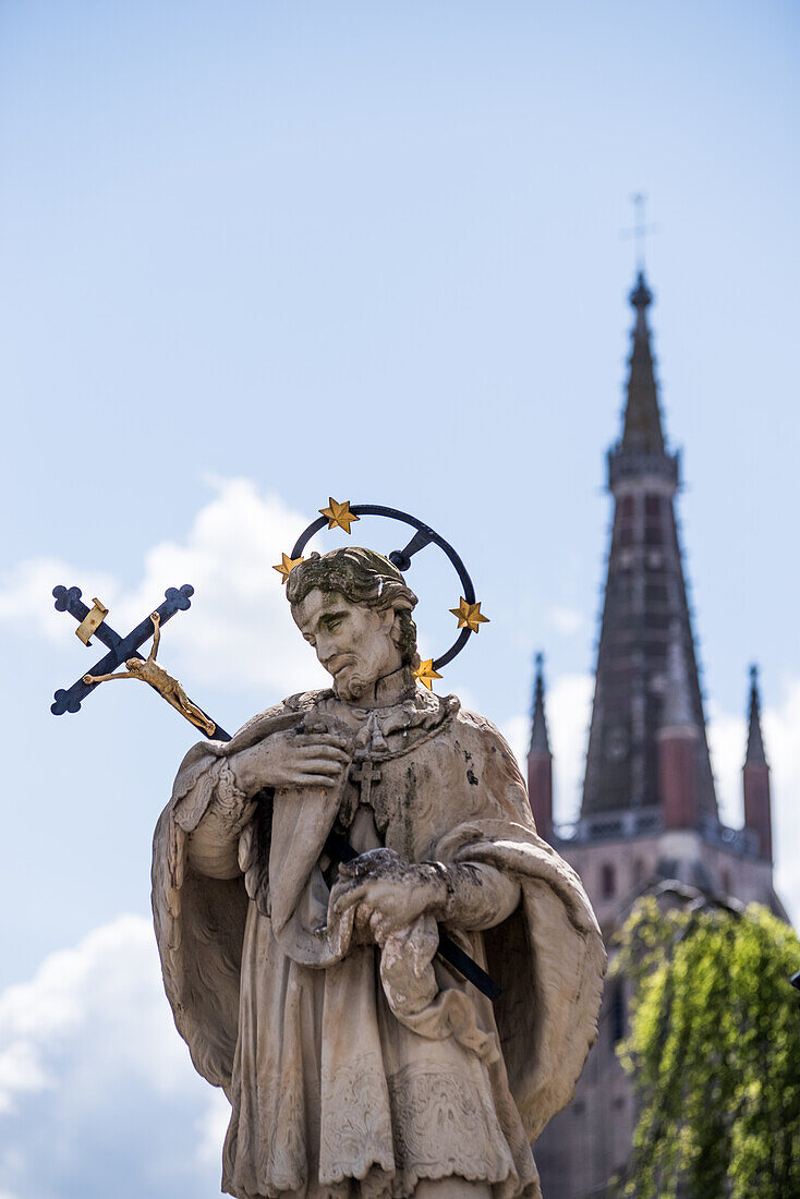 Statue eines Heiligen am Anfang der Wollestraat in Brügge, Belgien.
