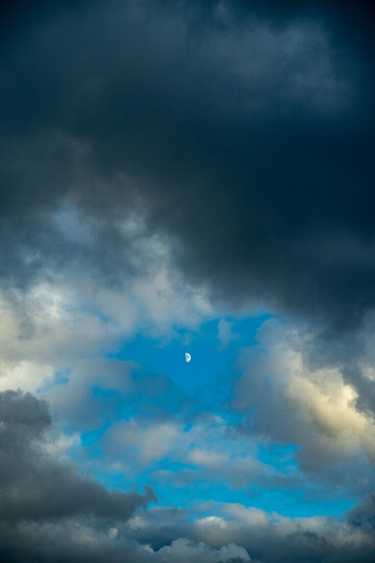 Wolken und Mond über der Nordsee in Ostende, Belgien.