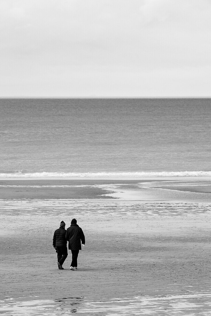 Menschen zu Fuß am Strand in Ostende, Belgien.