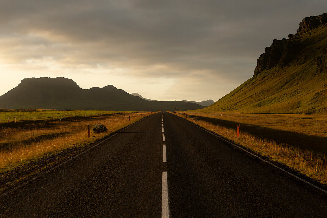 Ringstraße im Süden von Island zur Mitternachtssonne