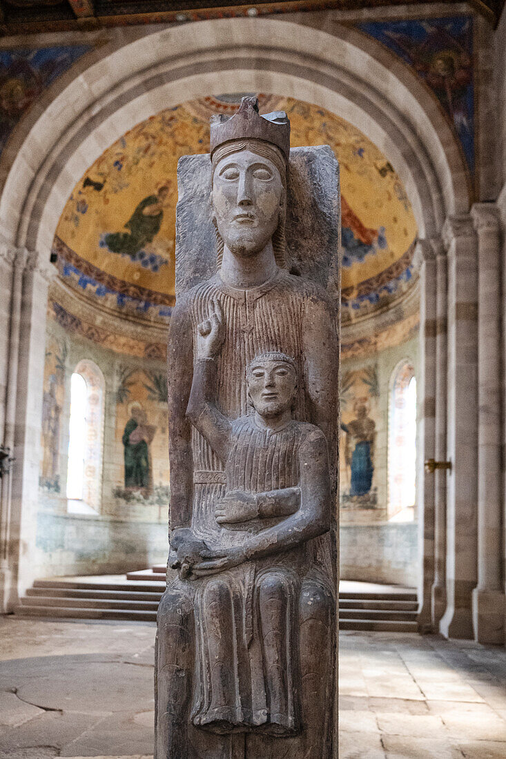 Spätromanische Madonna mit Christuskind in der Johanniskirche von Schwäbisch Gmünd, Ostalbkreis, Baden-Württemberg, Deutschland, Europa