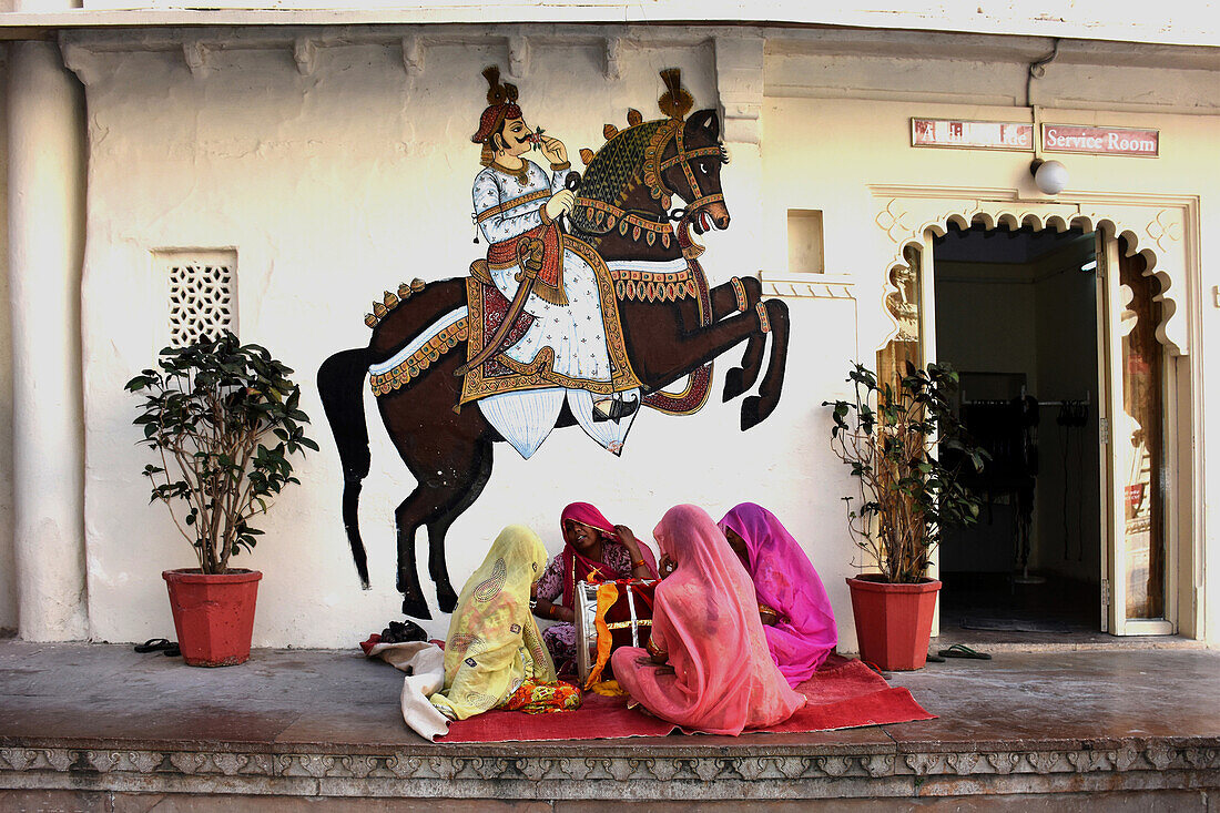 Einheimische Frauen vor dem Stadtpalast, Udaipur, Rajasthan, Indien