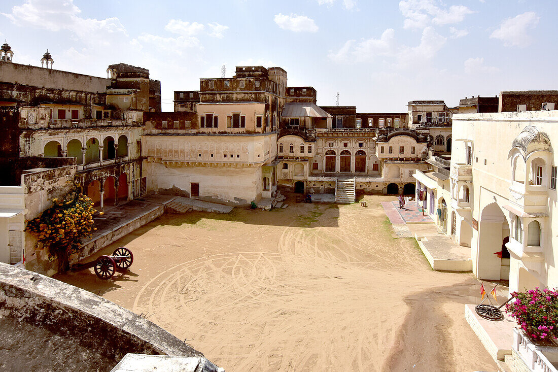 Maharadscha Palast, Hof mit Eingangsbereich, Mandawa, Region Shekhawati, Rajasthan, Indien