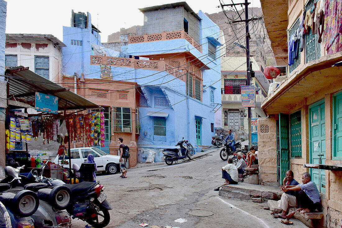 Altstadt mit engen Gassen, die blaue Stadt in der Wüste Thar, Jodhpur, Rajasthan, Indien