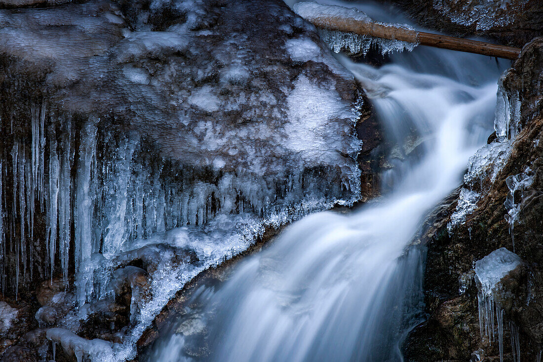 Winter am Lainbach bei Kochel am See, Oberbayern, Bayern, Deutschland