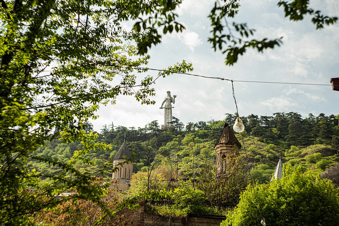 Kuppeln von Kirchen und Mutter Georgien auf dem Hügel in der Altstadt von Tiflis