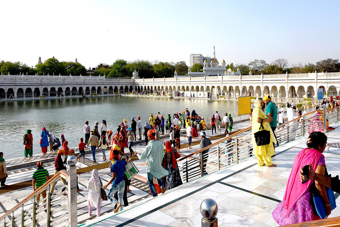 India, Dehli Radjastan, lake in the Hindu temple, Saminaray Akshardham, with many pilgrims