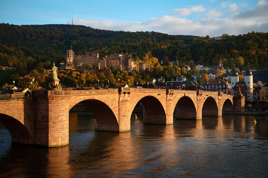 Blick über den Neckar (Fluss) und Alte Brücke hin zur Ruine Heidelberger Schloss, Heidelberg, Baden-Württemberg, Deutschland, Europa