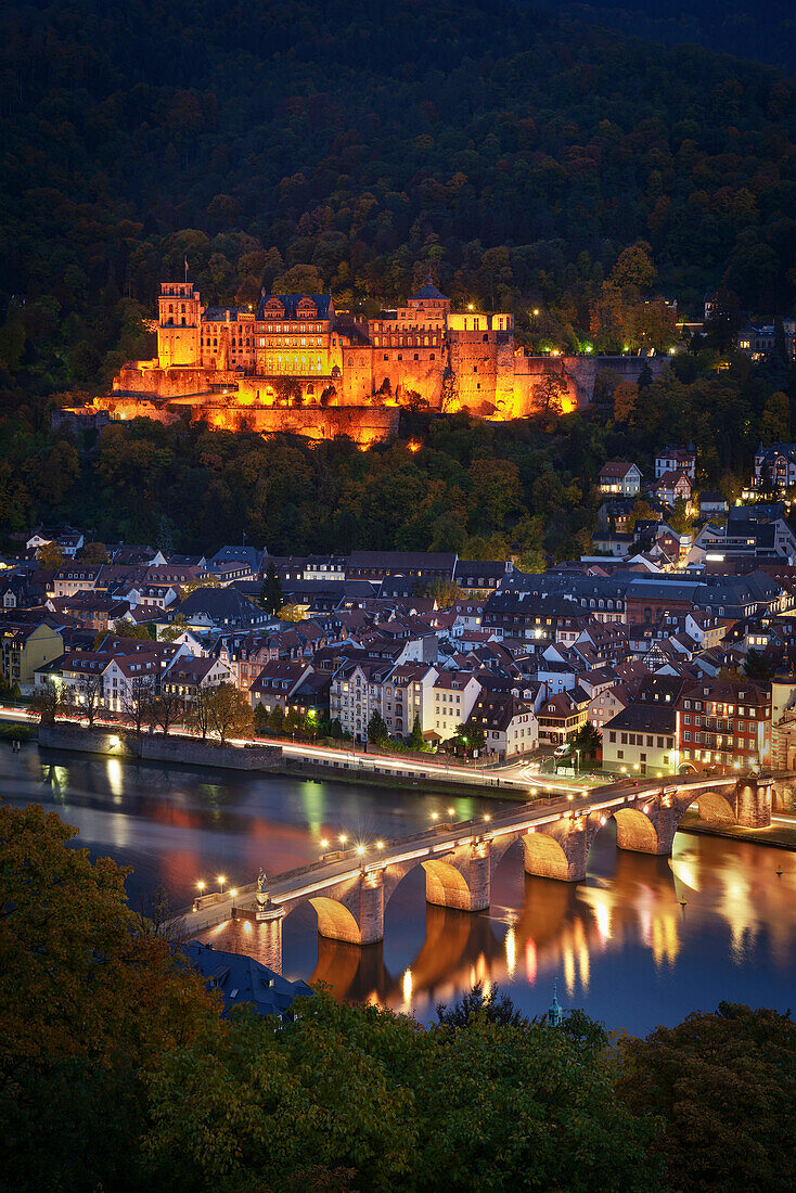 Blick über den Neckar (Fluss) und Alte Brücke hin zur Ruine Heidelberger Schloss bei Nacht, Heidelberg, Baden-Württemberg, Deutschland, Europa