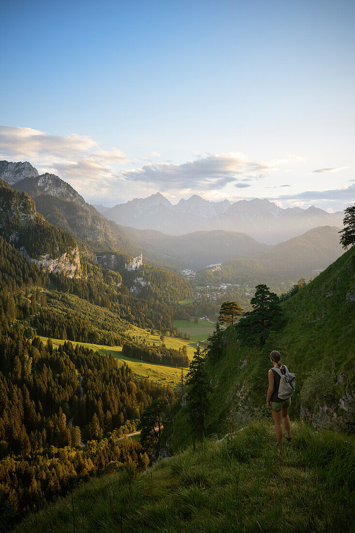 junge Frau Blick von Hornburg auf das Schloss Neuschwanstein mit Alpsee, Hohenschwangau bei Füssen, Ostallgäu, Bayern, Deutschland, Alpen, Europa