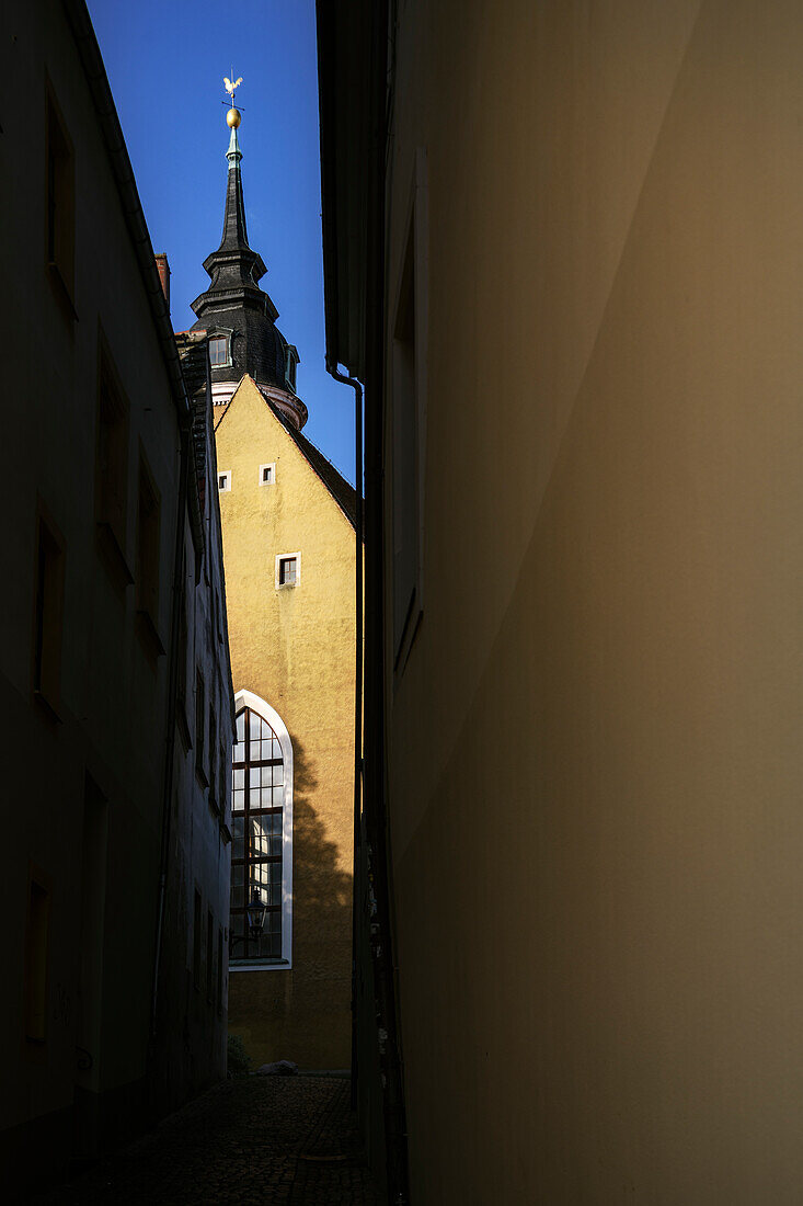 Licht und Schattenspiel in enger Gasse in der Altstadt von Freiberg, Mittelsachsen, Erzgebirge, Sachsen, Deutschland