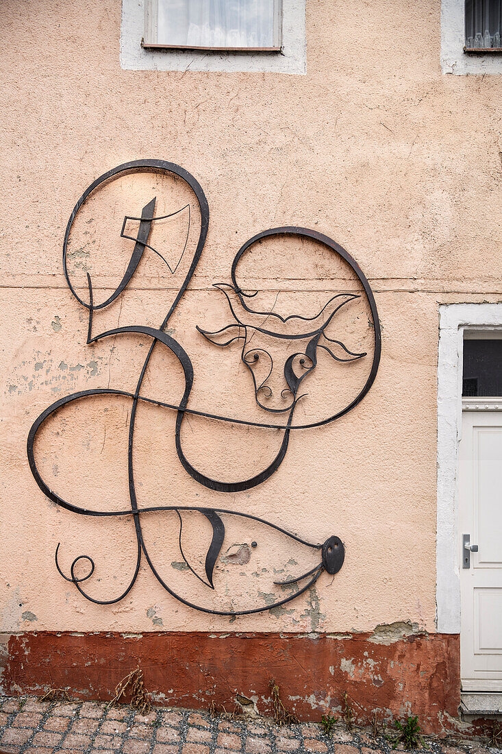 Kunstvoll geschmiedete Wandskulptur einer Metzgerei in der Altstadt von Annaberg-Buchholz, Erzgebirgskreis, Erzgebirge, Sachsen, Deutschland, Europa