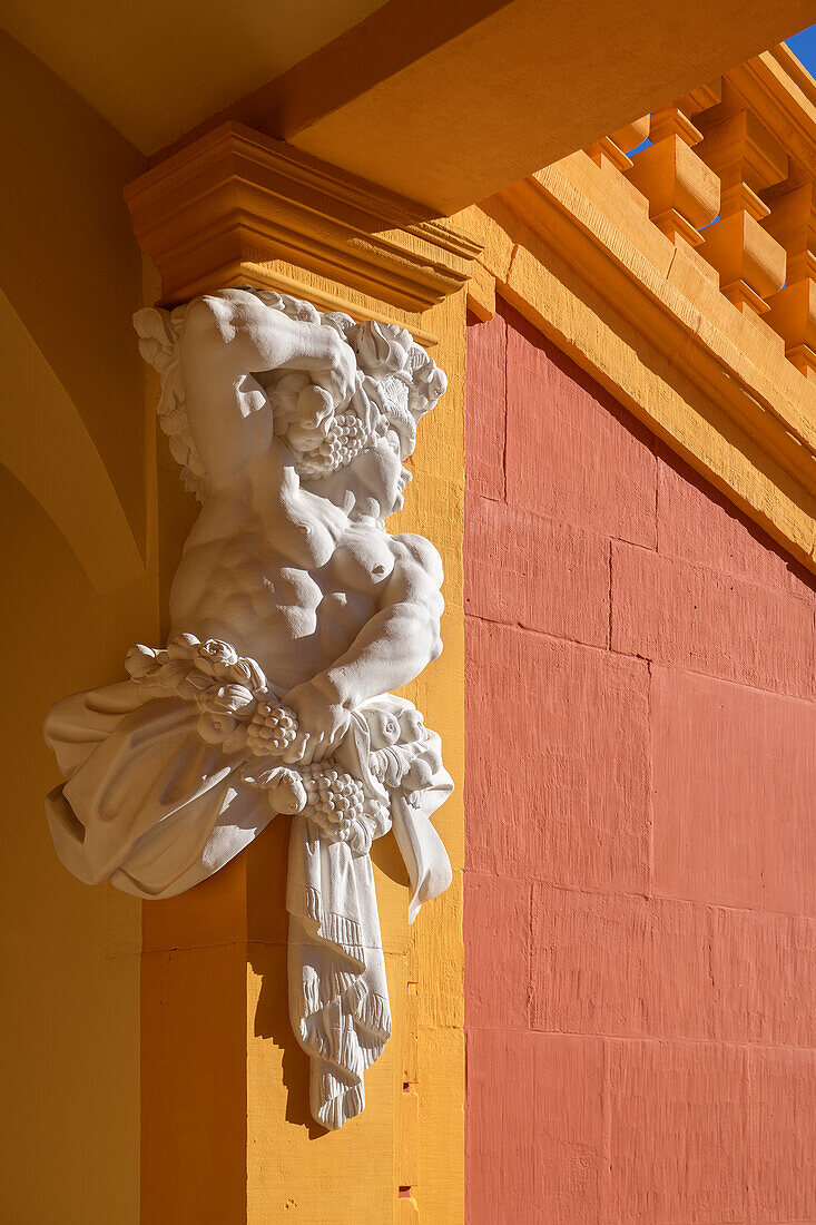 Kunstvoll gestaltete Figur an Fassade des Jagd- und Lustschloss Favorite in Ludwigsburg, Baden-Württemberg, Deutschland, Europa