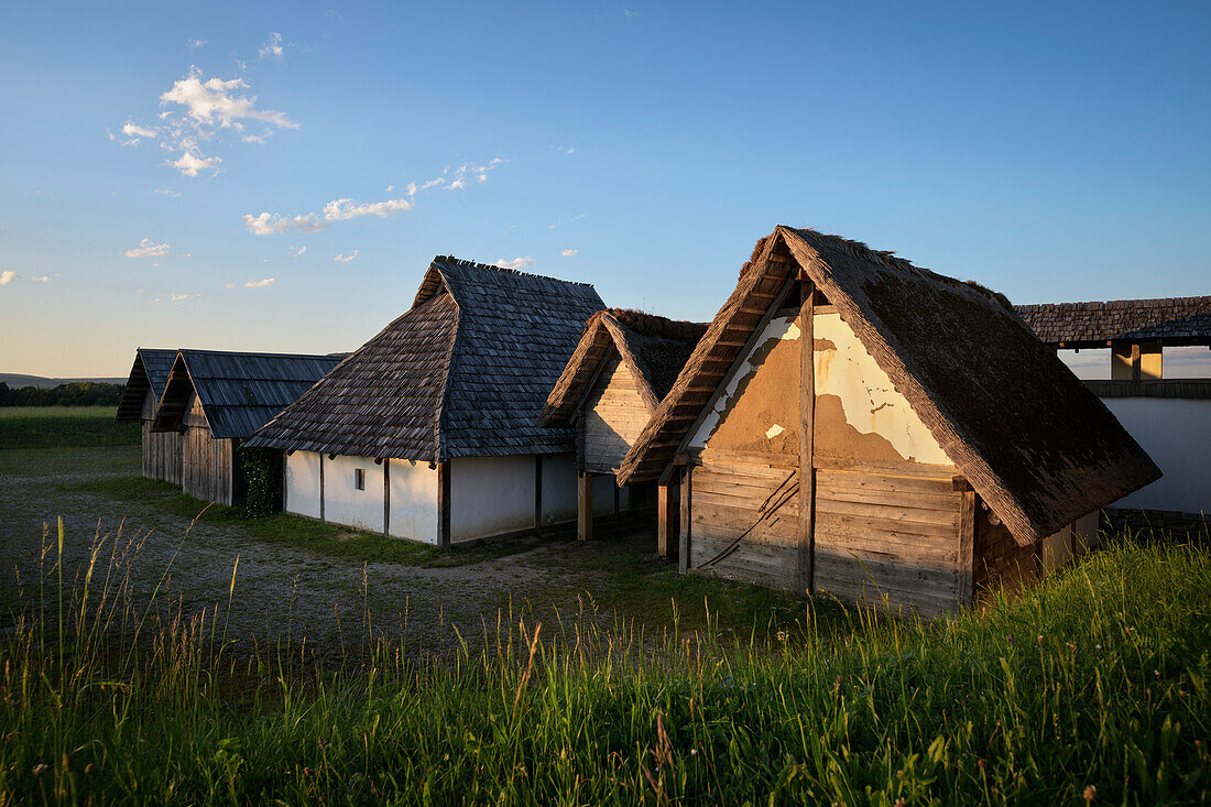 Häuser im Keltischen Freilichtmuseum Heuneburg, Hundersingen bei Herbertingen, Landkreis Sigmaringen, Schwäbische Alb, Baden-Württemberg, Deutschland, Europa