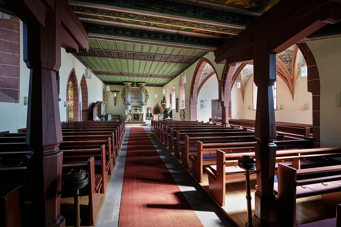 Blick im Langhaus in Röttler Kirche zur Orgel und dem Grabmahl, Burgruine Rötteln, Lörrach, Baden-Württemberg, Deutschland, Europa