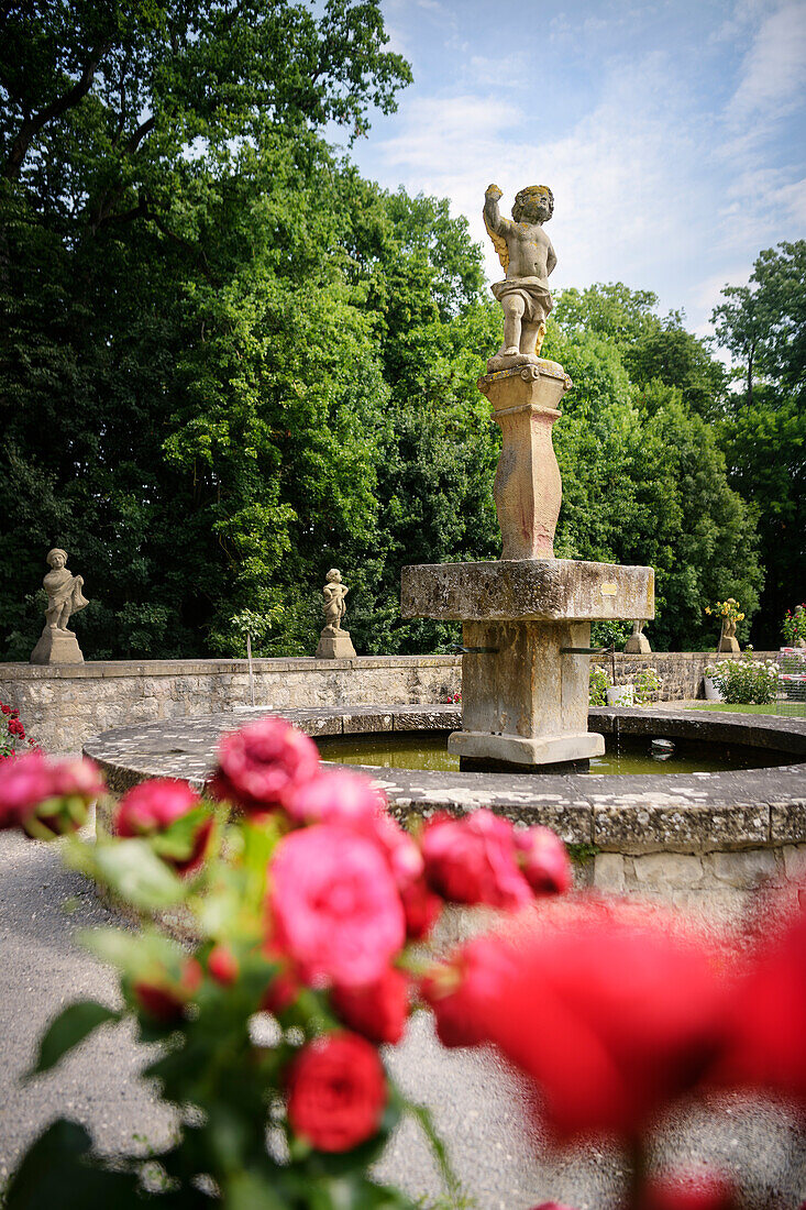 Brunnenfigur im Rosengarten von Schloss Weikersheim, Taubertal, Main-Tauber Kreis, Baden-Württemberg, Deutschland, Europa