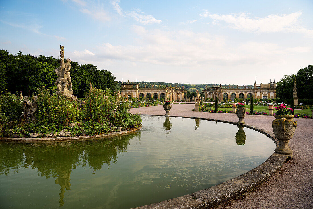 Herkulesbrunnen im Schlossgarten von Schloss Weikersheim mit Blick zur Orangerie, Taubertal, Main-Tauber Kreis, Baden-Württemberg, Deutschland, Europa