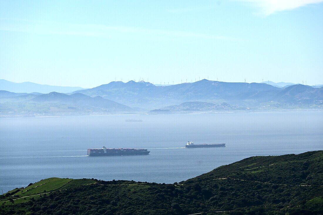 Blick über die Straße von Gibraltar bei Tarifa, Marokko im Horizont, Costa de la Luz, Andalusien, Spanien