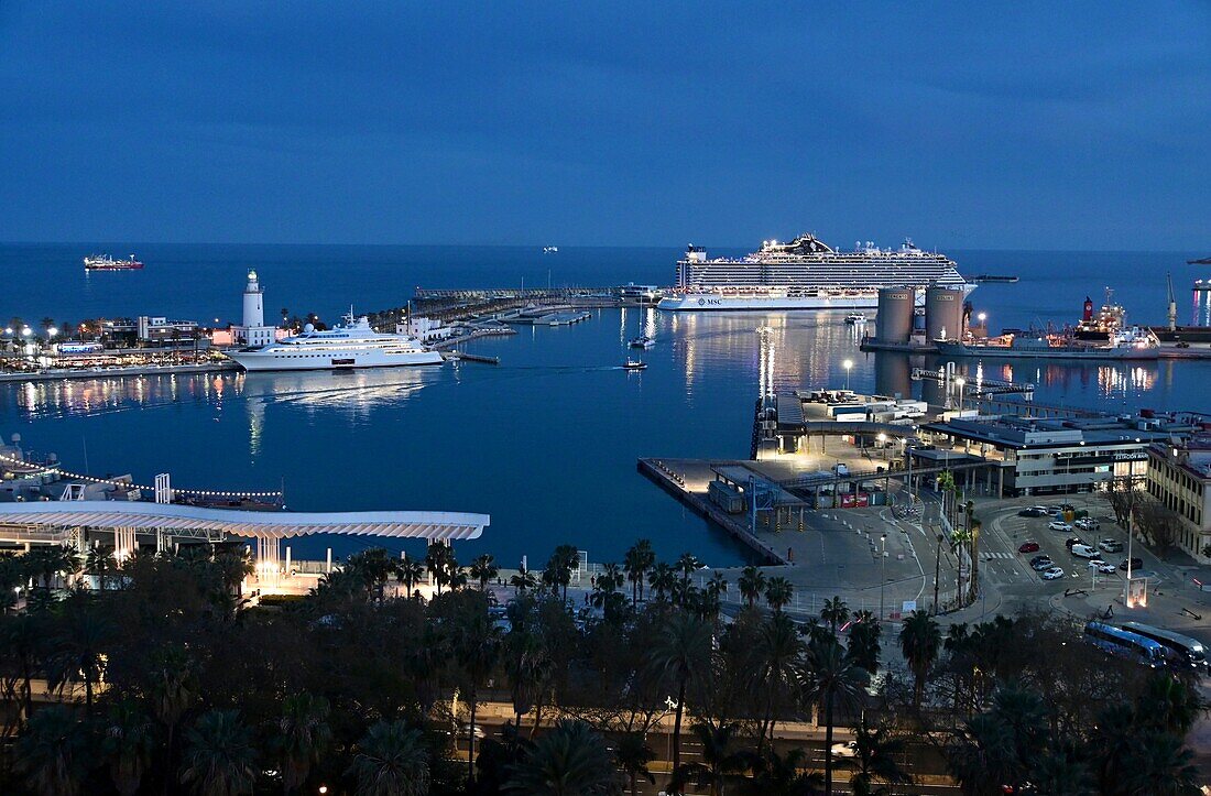 Abendlicher Blick auf den Hafen am Abend, Malaga, Andalusien, Spanien