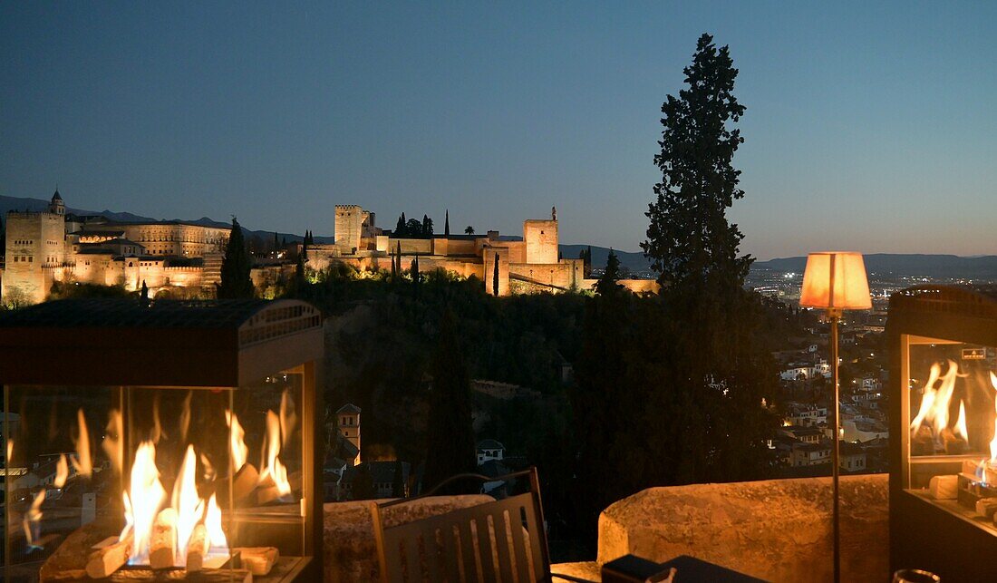 Blick von Bar an San Nicolas im Albaicin auf die Alhambra, Granada, Andalusien, Spanien