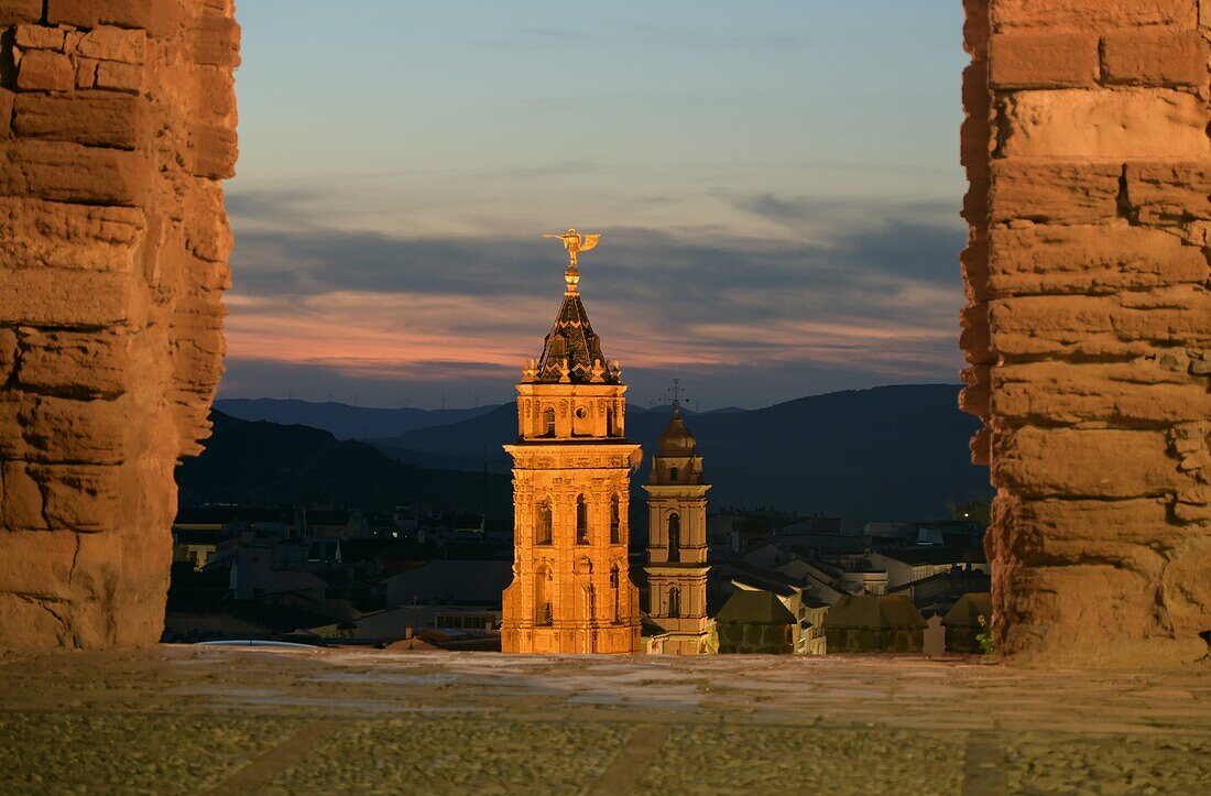 Blick von der Burg auf den Turm von der Kirche San Sebastian, Antequera, Andalusien, Spanien